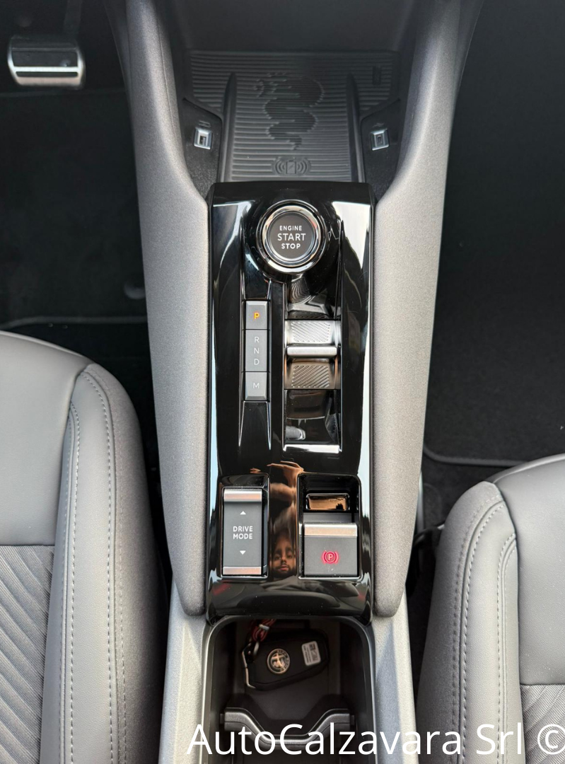 Alfa Romeo Junior 1.2 145 CV Hybrid eDCT6 Q4 / NERO TORTONA / RJA40548