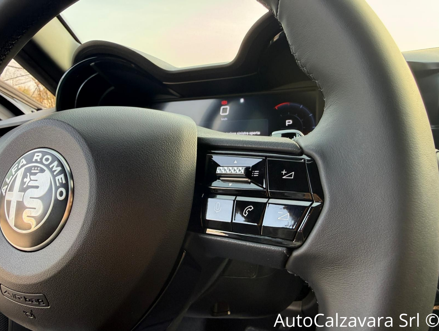 Alfa Romeo Junior 1.2 145 CV Hybrid eDCT6 Q4 / NERO TORTONA / RJA40548