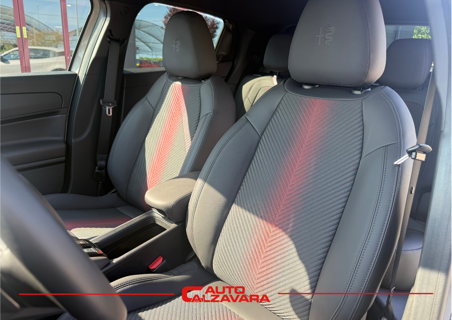 Alfa Romeo Junior 1.2 145 CV Hybrid eDCT6 Speciale / MARFIL SCALA AVORIO / RJA33524