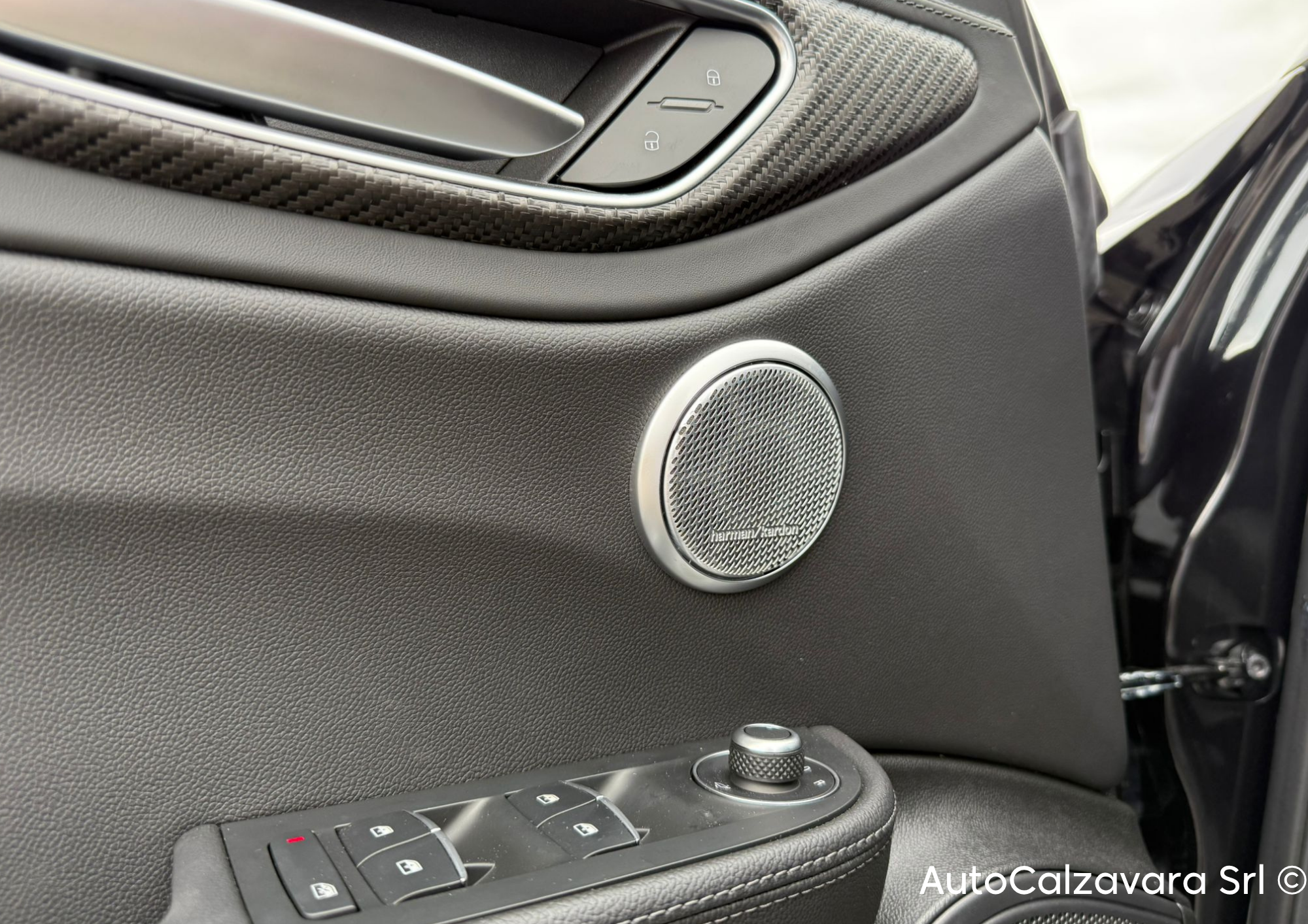 Alfa Romeo Giulia 2.9 V6 Bi-Turbo AT8 Quadrifoglio / NERO VULCANO / R7691018