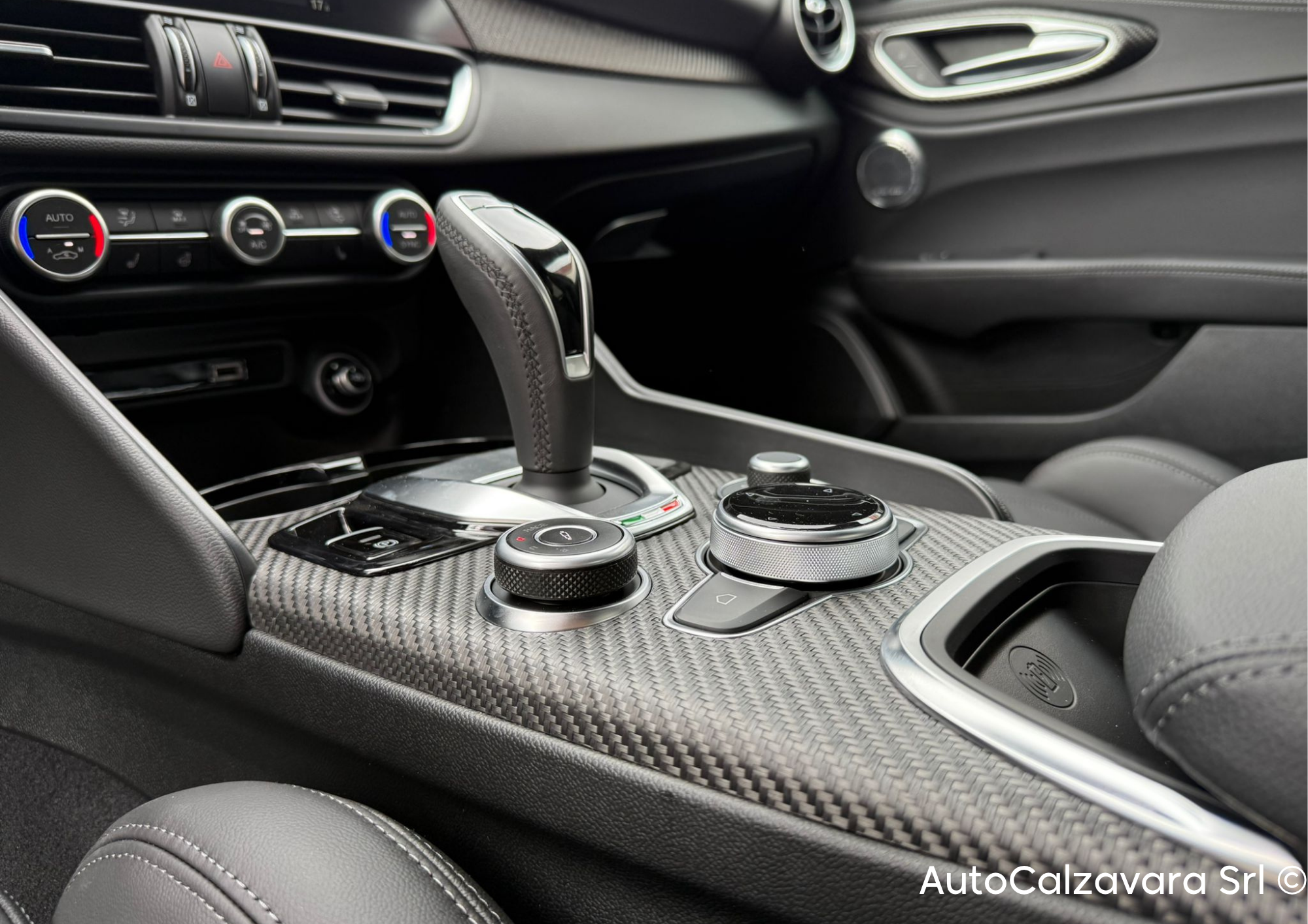 Alfa Romeo Giulia 2.9 V6 Bi-Turbo AT8 Quadrifoglio / NERO VULCANO / R7691018