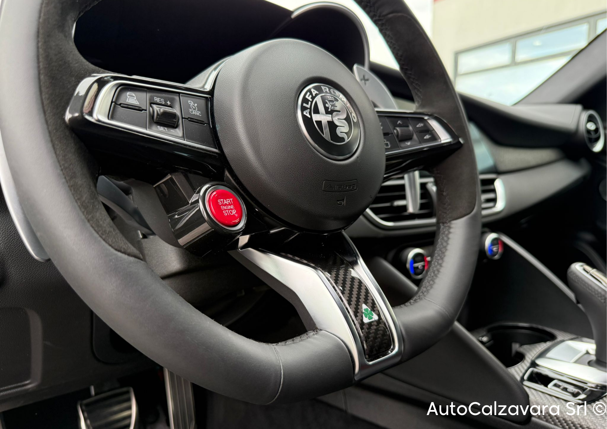 Alfa Romeo Giulia 2.9 V6 Bi-Turbo AT8 Quadrifoglio / NERO VULCANO / R7691018