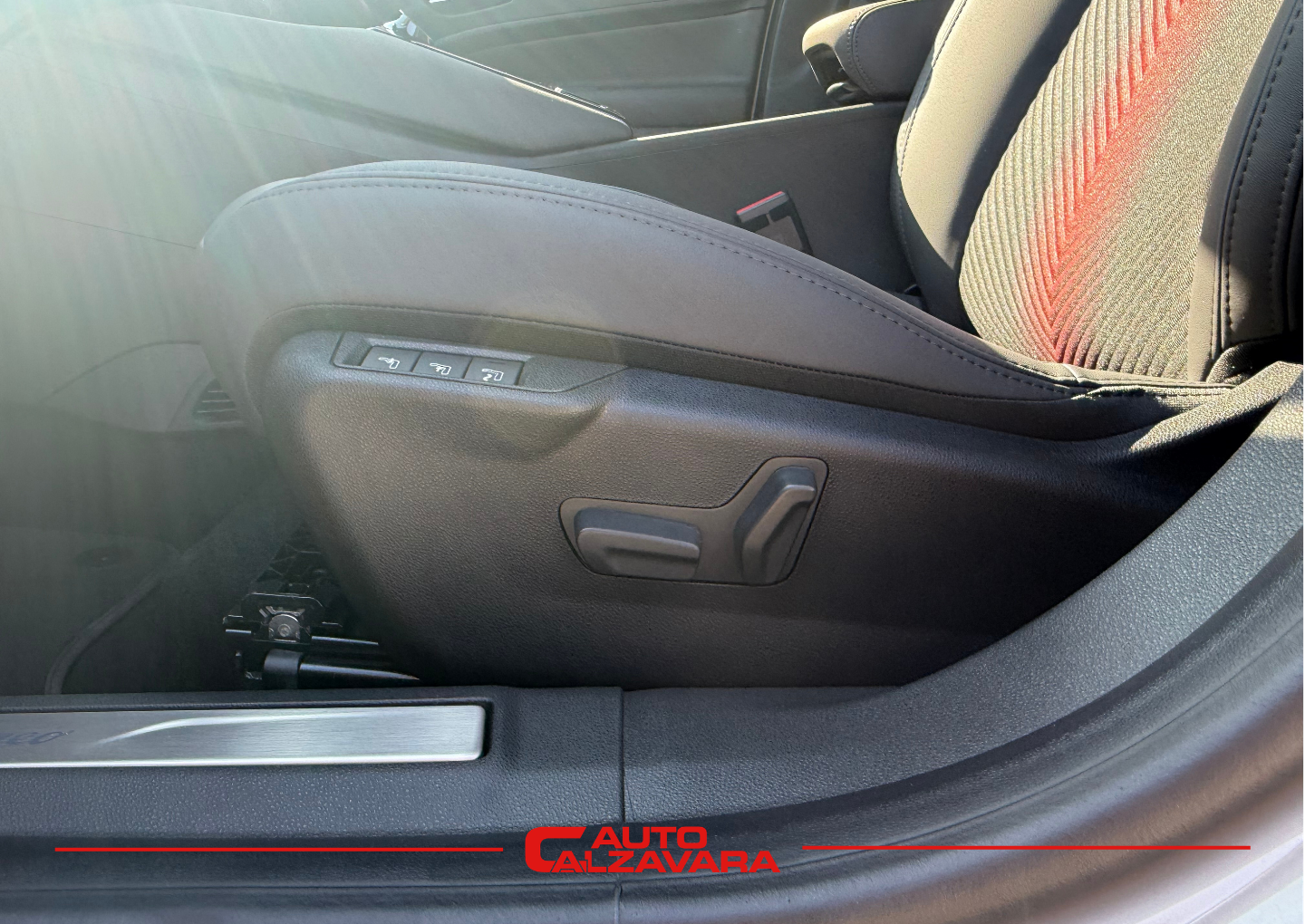 Alfa Romeo Junior 1.2 145 CV Hybrid eDCT6 Speciale / MARFIL SCALA AVORIO / RJA33524