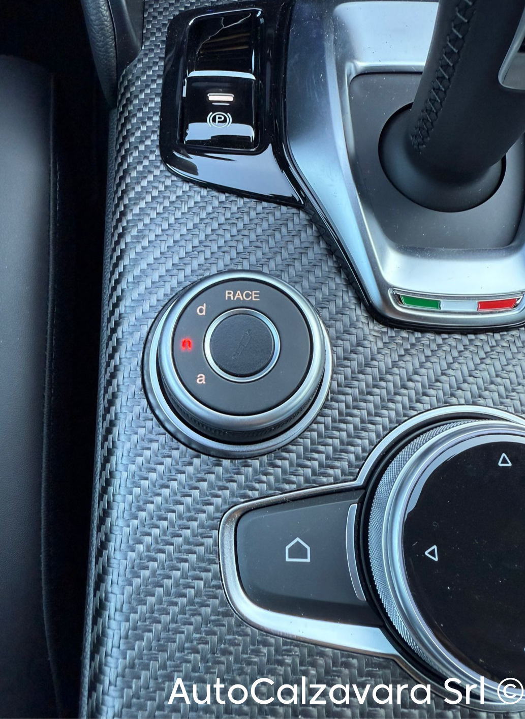 Alfa Romeo Giulia 2.9 V6 Bi-Turbo AT8 Quadrifoglio / NERO VULCANO / R7690282