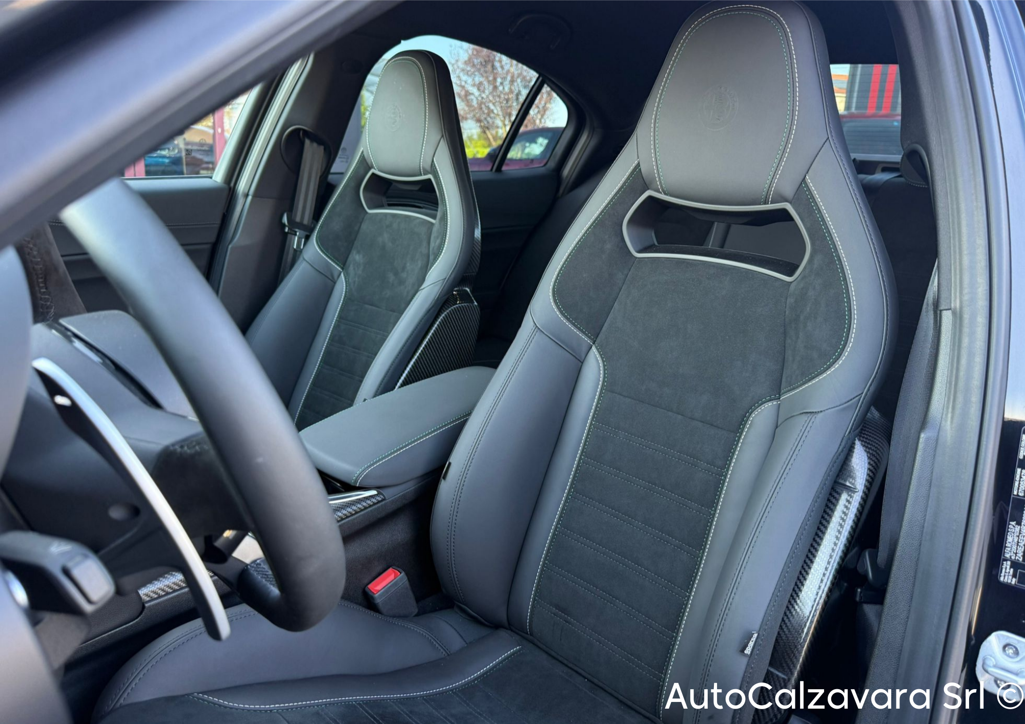 Alfa Romeo Giulia 2.9 V6 Bi-Turbo AT8 Quadrifoglio / NERO VULCANO / R7690282